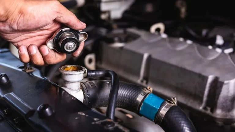 Ilustrasi servis radiator mobil secara berkala