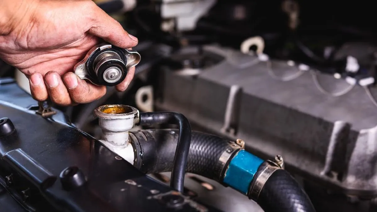 Ilustrasi servis radiator mobil secara berkala