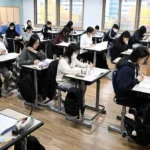 Pelajar memakai kacamata pintar saat ujian