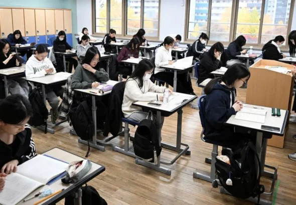 Pelajar memakai kacamata pintar saat ujian