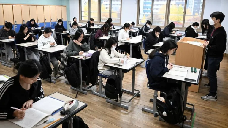 Pelajar memakai kacamata pintar saat ujian