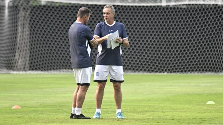 Pelatih Bangladesh Thomas Dooley dalam konferensi pers usai kalah 2-9 dari Timnas Indonesia