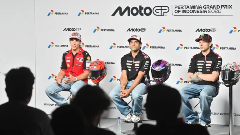 Penonton memadati Sirkuit Mandalika saat tiket MotoGP Mandalika 2026 terjual habis]
