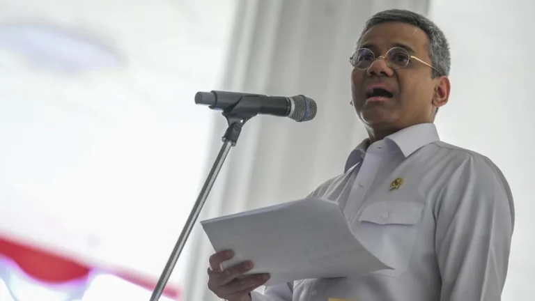 Menkeu Suahasil Nazara memaparkan utang pemerintah dalam konferensi pers APBN KiTa di Jakarta